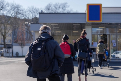 Thumbnail for Public applaud a shopping paramedic