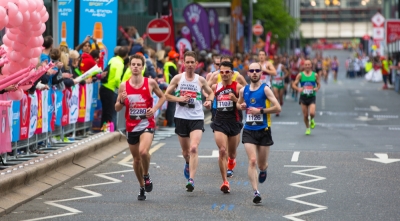 Thumbnail for Marathon runner stops to help runner 200m before finish line